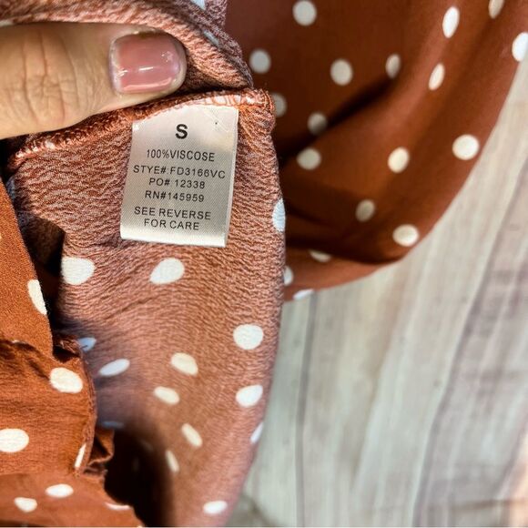 Vici Women’s Small Orange White Dotted Knee Highed Button up Dress. - Picture 5 of 6